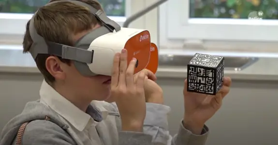 Zdjęcie ucznia na zajęciach z pracownia wieloprzedmiotowa ClassVR