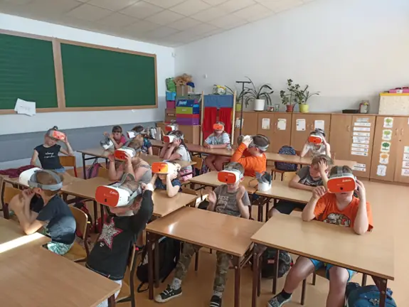 klasa 2a korzystająca z gogli VR