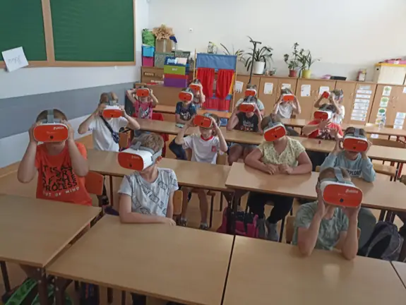 klasa 2a korzystająca z gogli VR