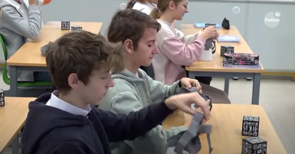 Zdjęcie uczniów na zajęciach z pracownia wieloprzedmiotowa ClassVR