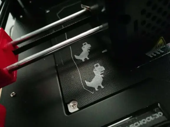 Zdjęcie podczas druku 3d dwóch dinozaurów