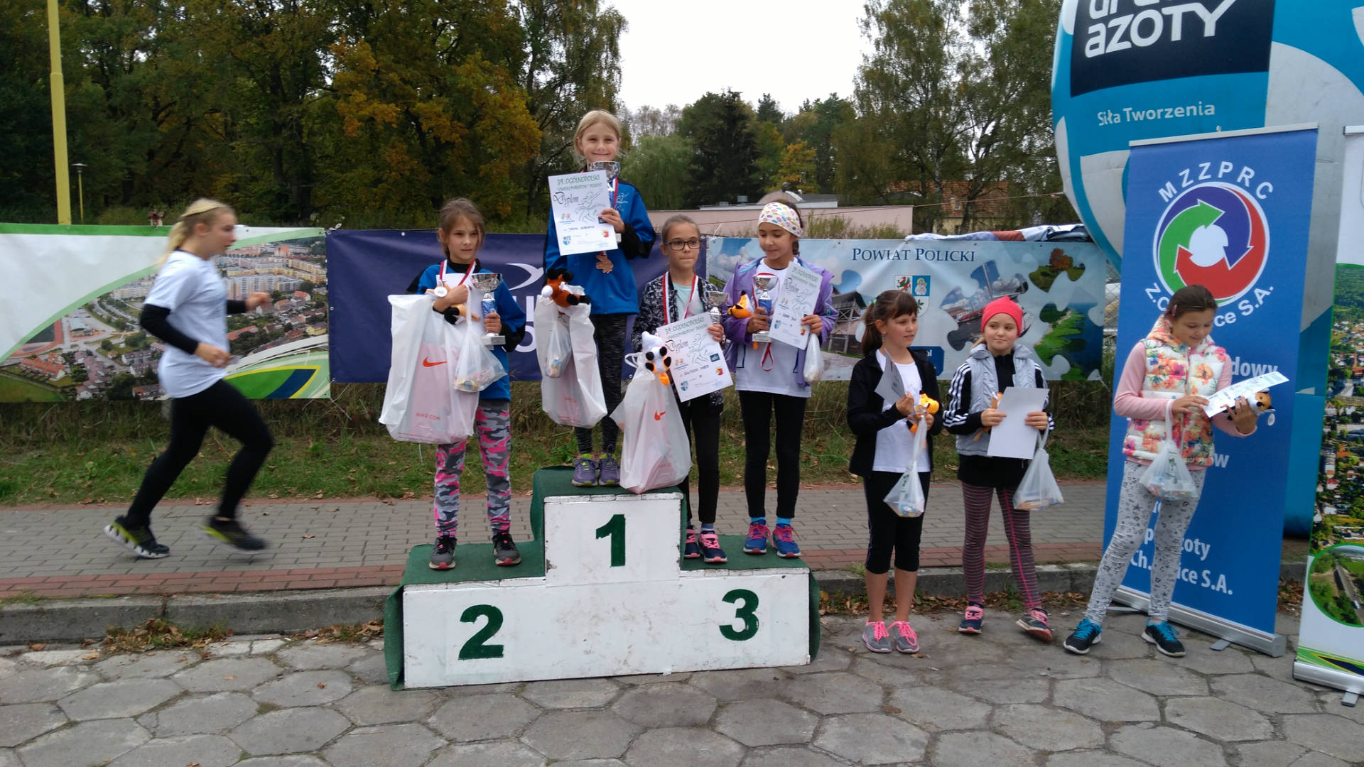 39.OGÓLNOPOLSKI BIEG ULICZNY "ĆWIERĆMARATON" POLICKI podium