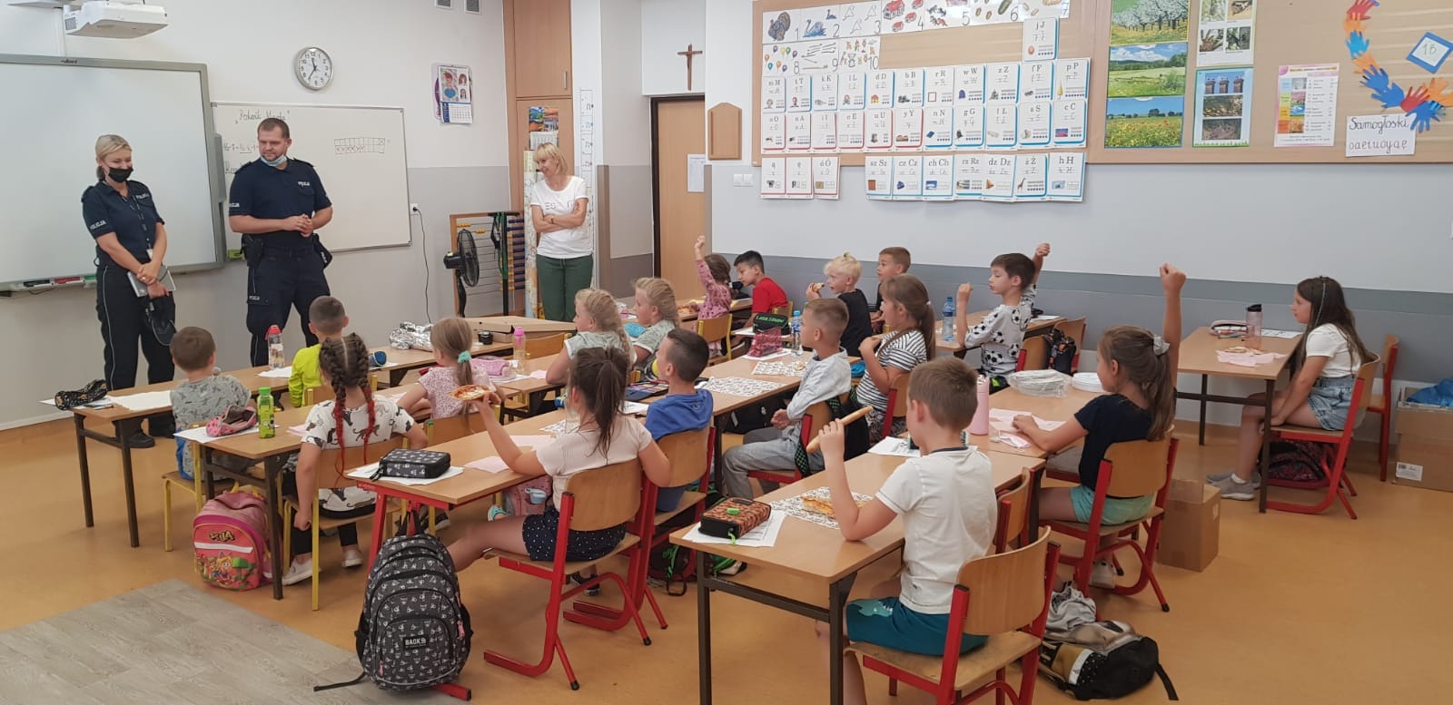 Spotkanie z Policją - Bezpieczne wakacje oraz wzajemny szacunek