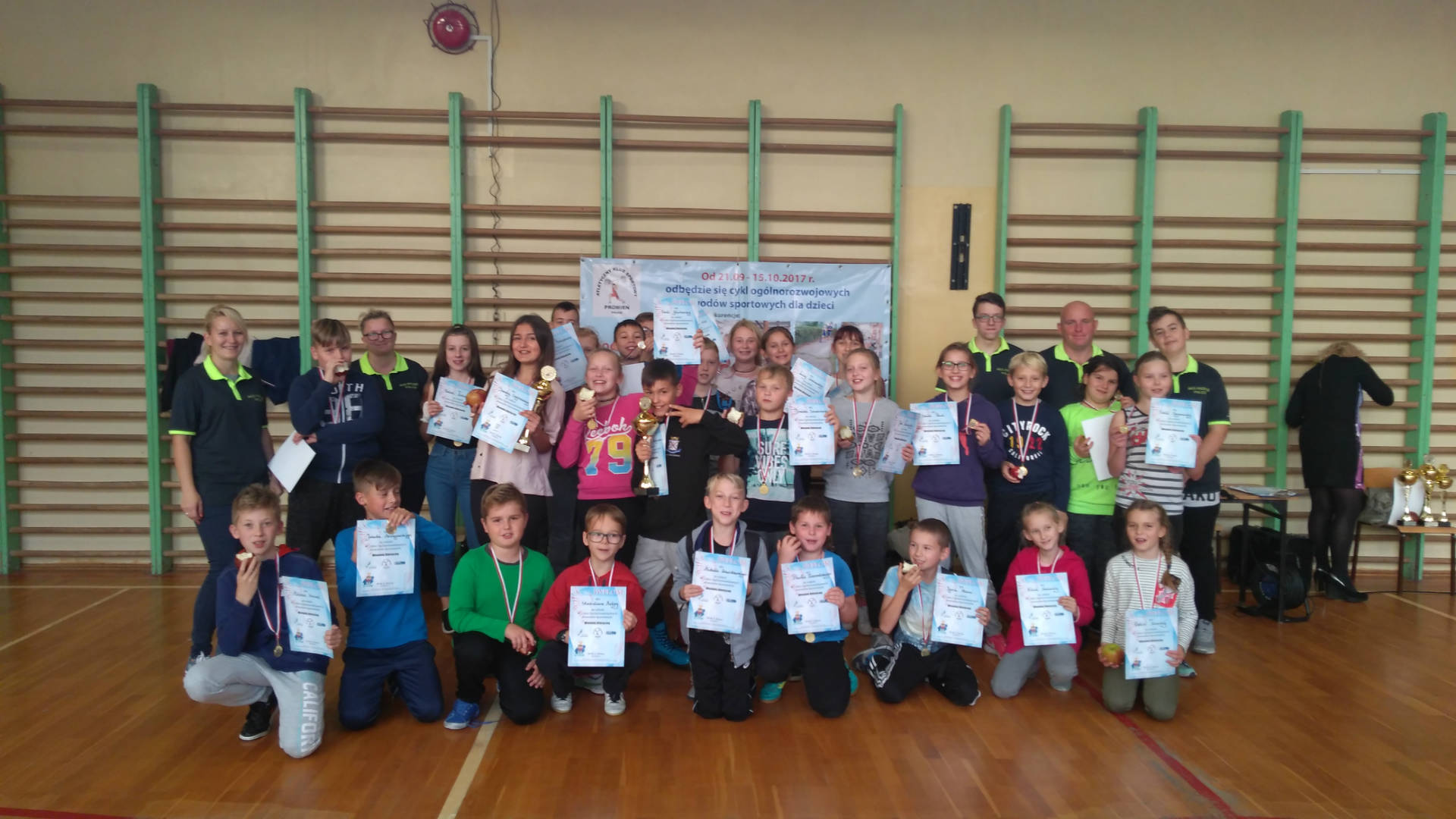 zdjęcie uczniów biorących udział w wieloboju atletycznym